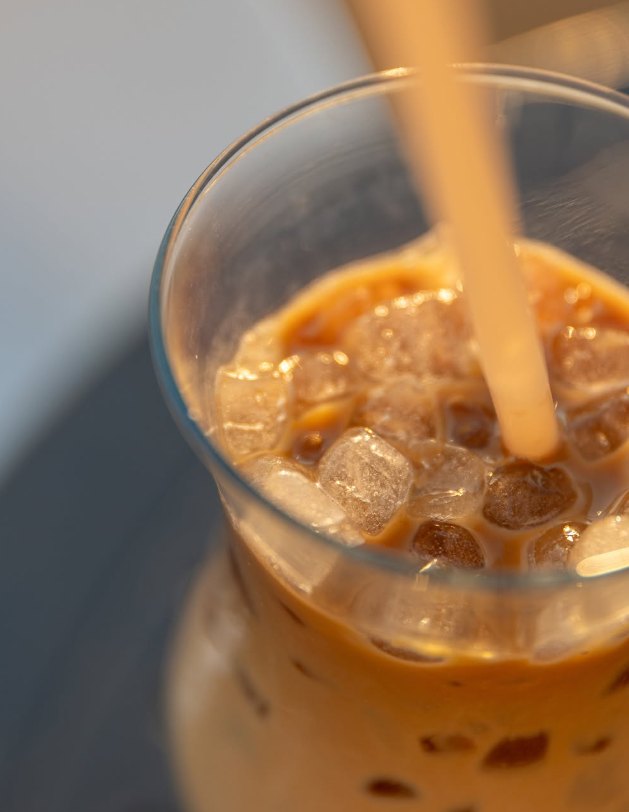 Café con leche con hielo en vaso