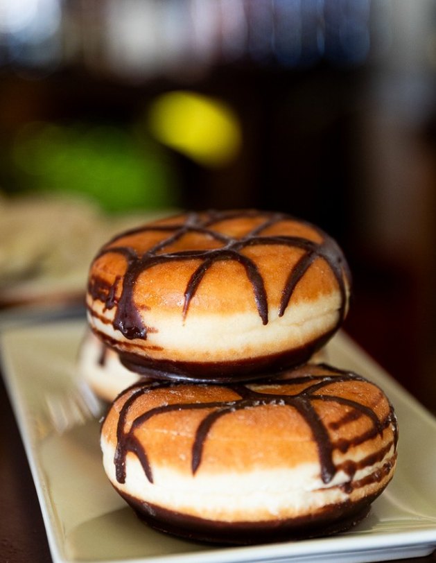 Dos dónuts con chocolate en un plato