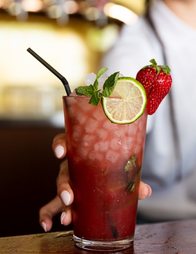 Mojito de fresa con lima y hierbabuena