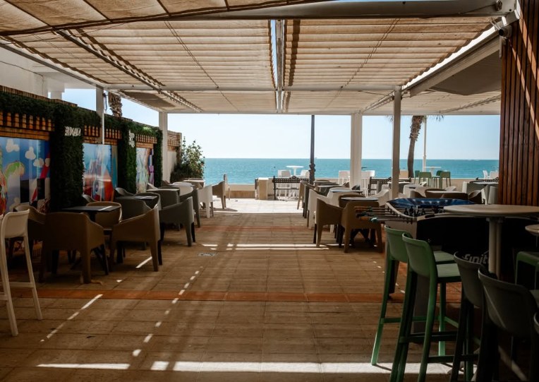 Terraza cubierta de La Playa Chipiona con el mar al fondo